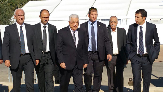 הלווית פרס: ויכוח על מקום ישיבתו של אבו מאזן