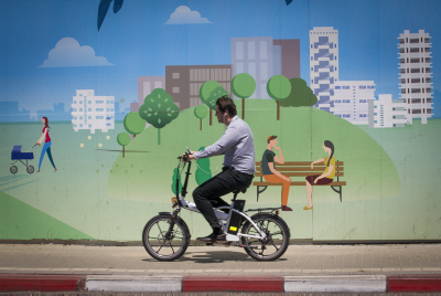 הרב פסק: אב שקונה אופניים חשמליים-שותף לרצח