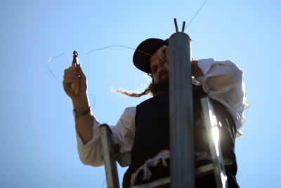 למה צריך עמודים? העירוב שקורע את הקיבוץ לשניים