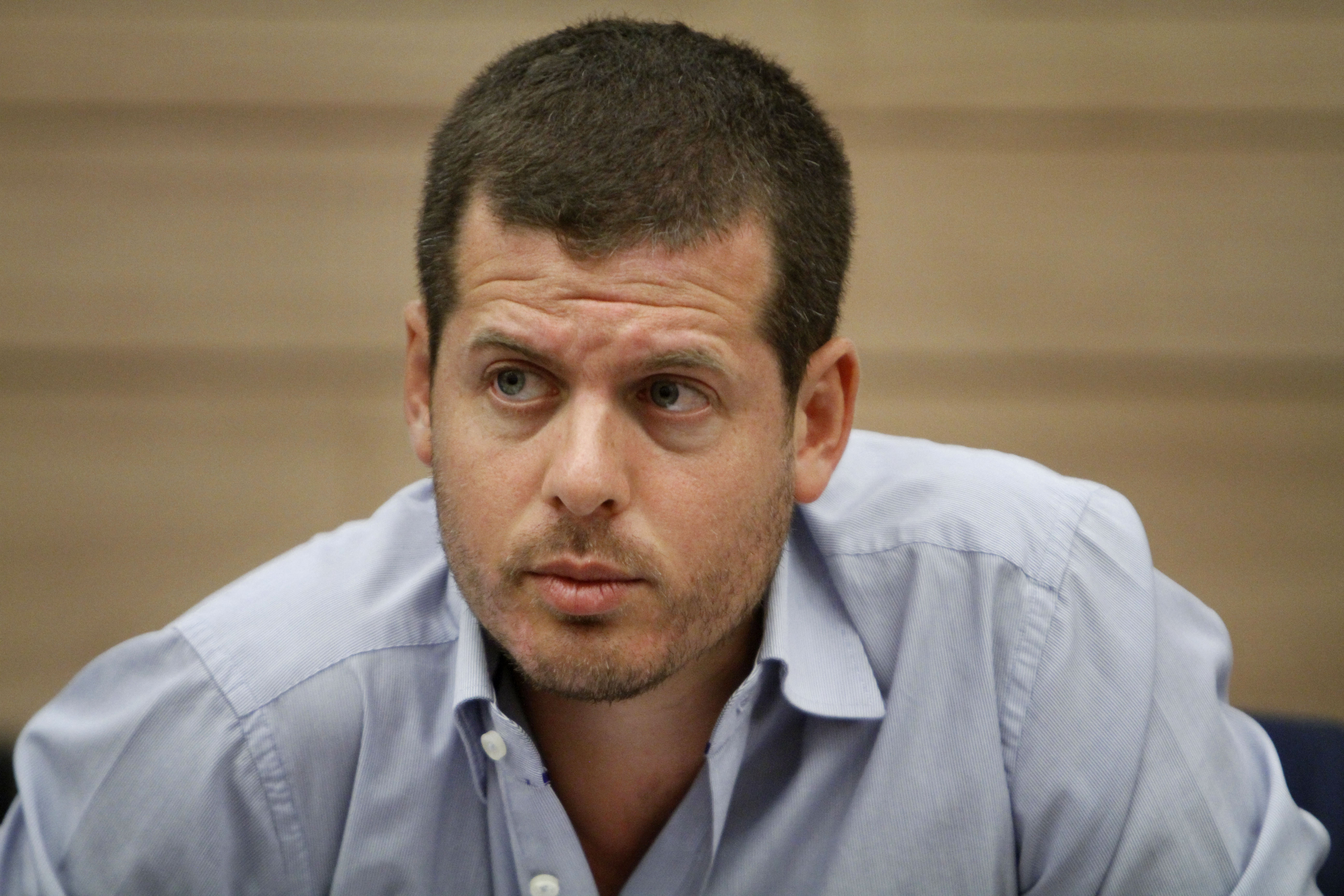 רונן שובל מפנה את הגב לנפתלי בנט