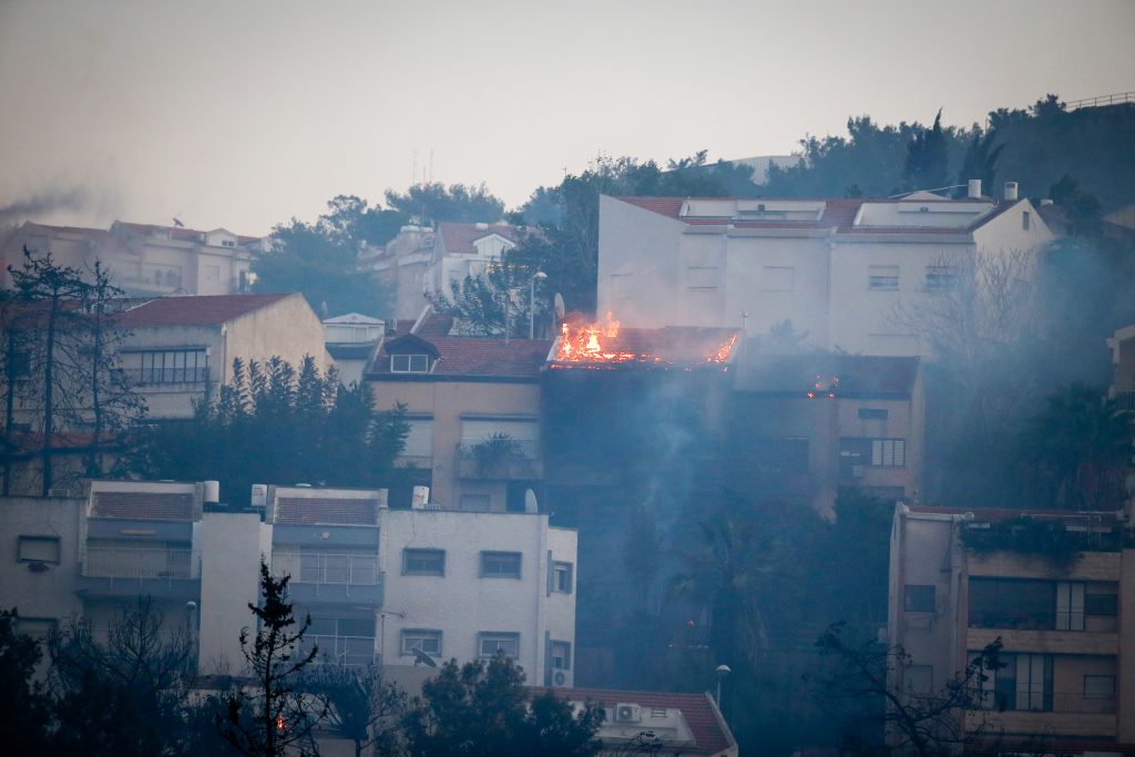 Smoke billows over the Northern Israeli city of Haifa, where a major fire is raging across the city since earlier today, on November 24, 2016. Photo by Meir Vaknin/Flash90 *** Local Caption *** ????? ???? ???? ?? ?????