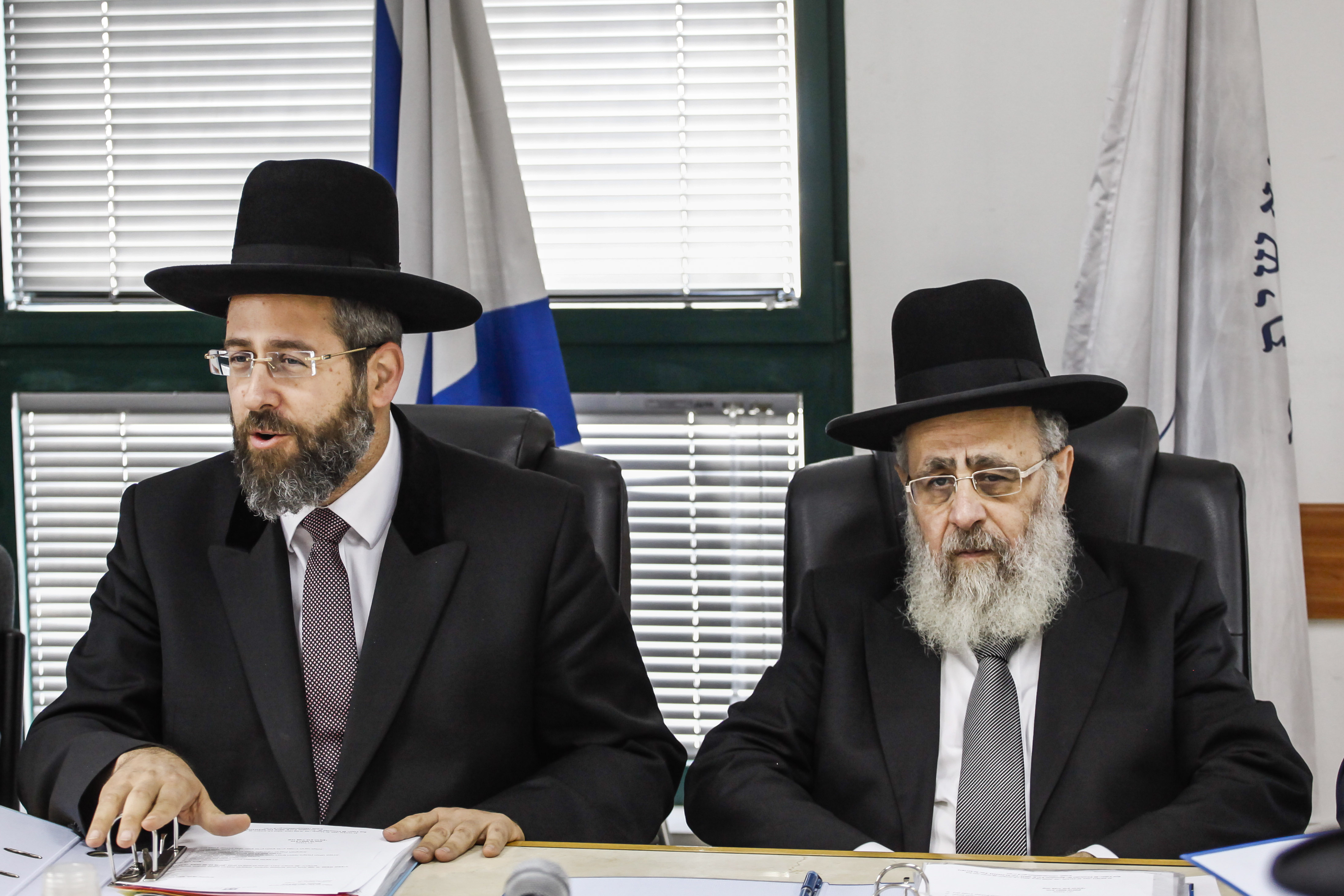 הרבנים הראשיים: מה יעשה זוג שכתובתו נשרפה?