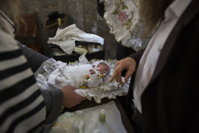 צפו: מוהל שולח את תלמידיו 'להתאמן' על אתיופים