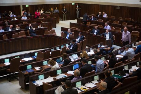 טענות: חבר כנסת דתי מכהן הטריד מינית