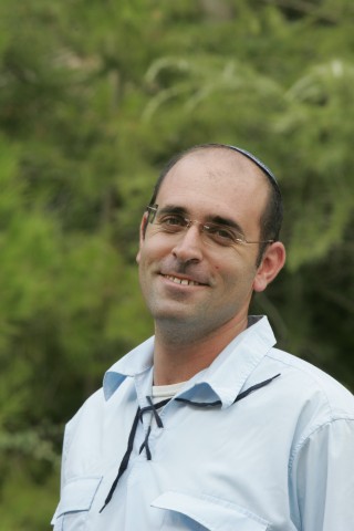 בנ"ע: 'אל תגיעו לעמונה': אריאל: 'בואו למחות נגד ההרס'