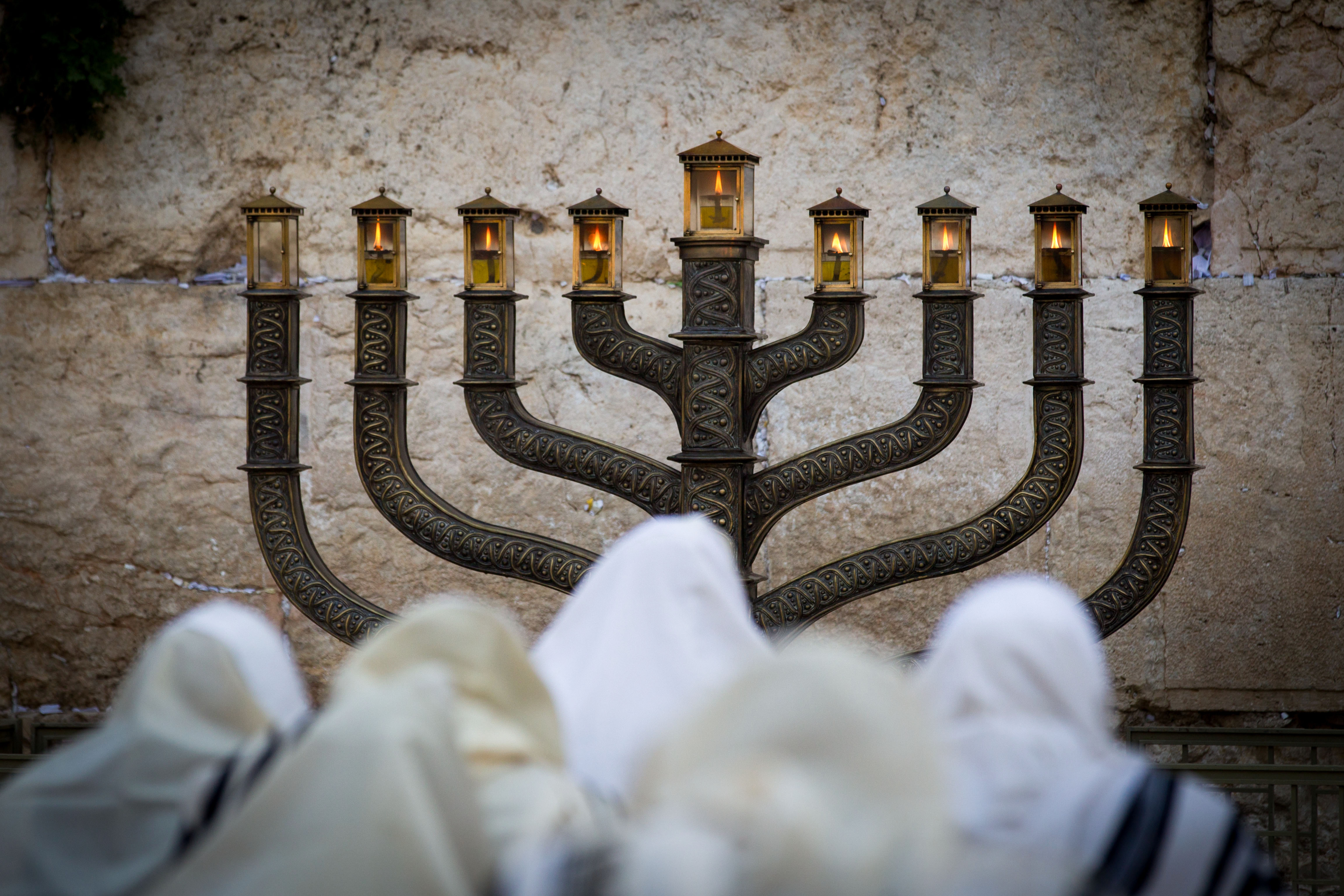 הרב דוב ליאור: כיום לא צריך להדליק שמש