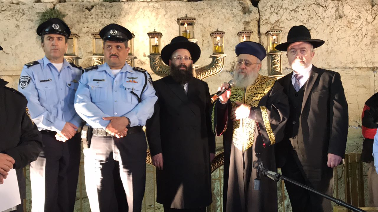 צפו: המפכ"ל והראשון לציון בהדלקת נרות בכותל