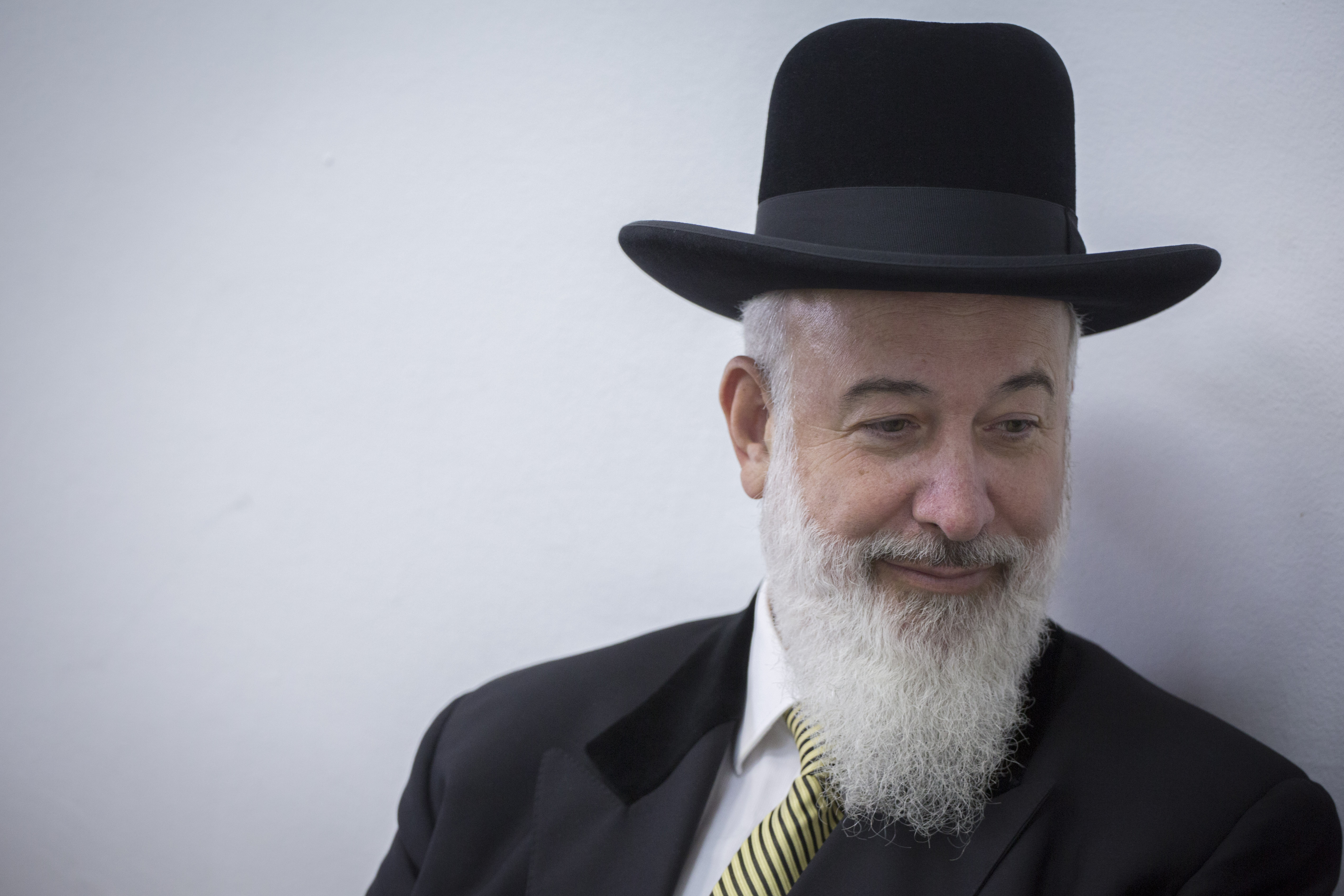 הרב מצגר יודה בהסדר טיעון מקל וילך לכלא