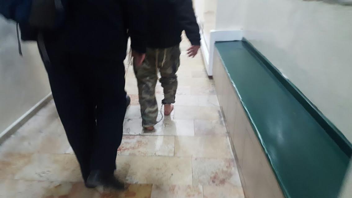 המשטרה החרימה נעליים הקטינים הגיעו לדיון יחפים