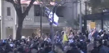 משפט אזריה: עיתונאי חדשות 2 חטף אגרוף ממפגינים