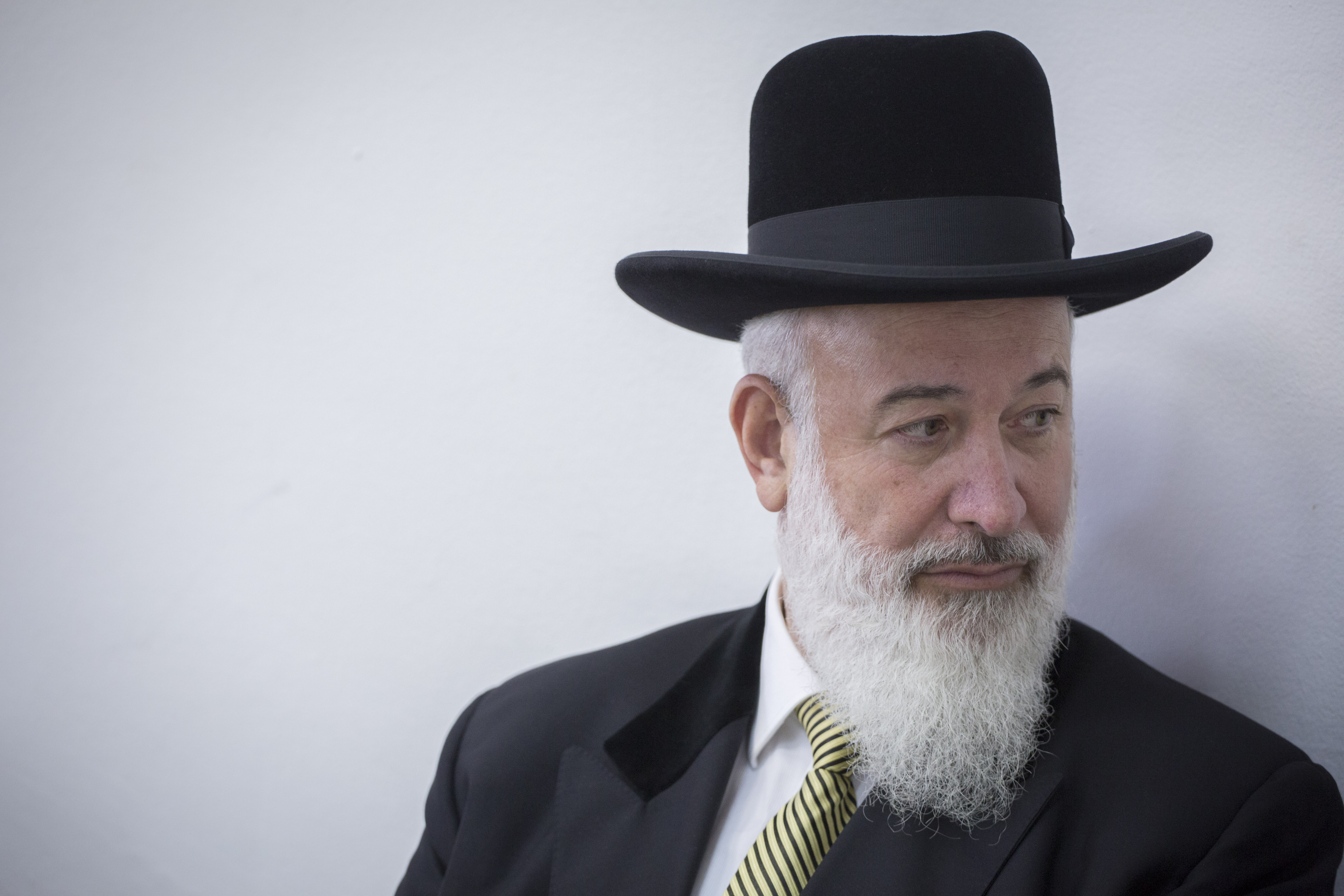 הרב הראשי לשעבר יונה מצגר נחקר ושוחרר בערבות