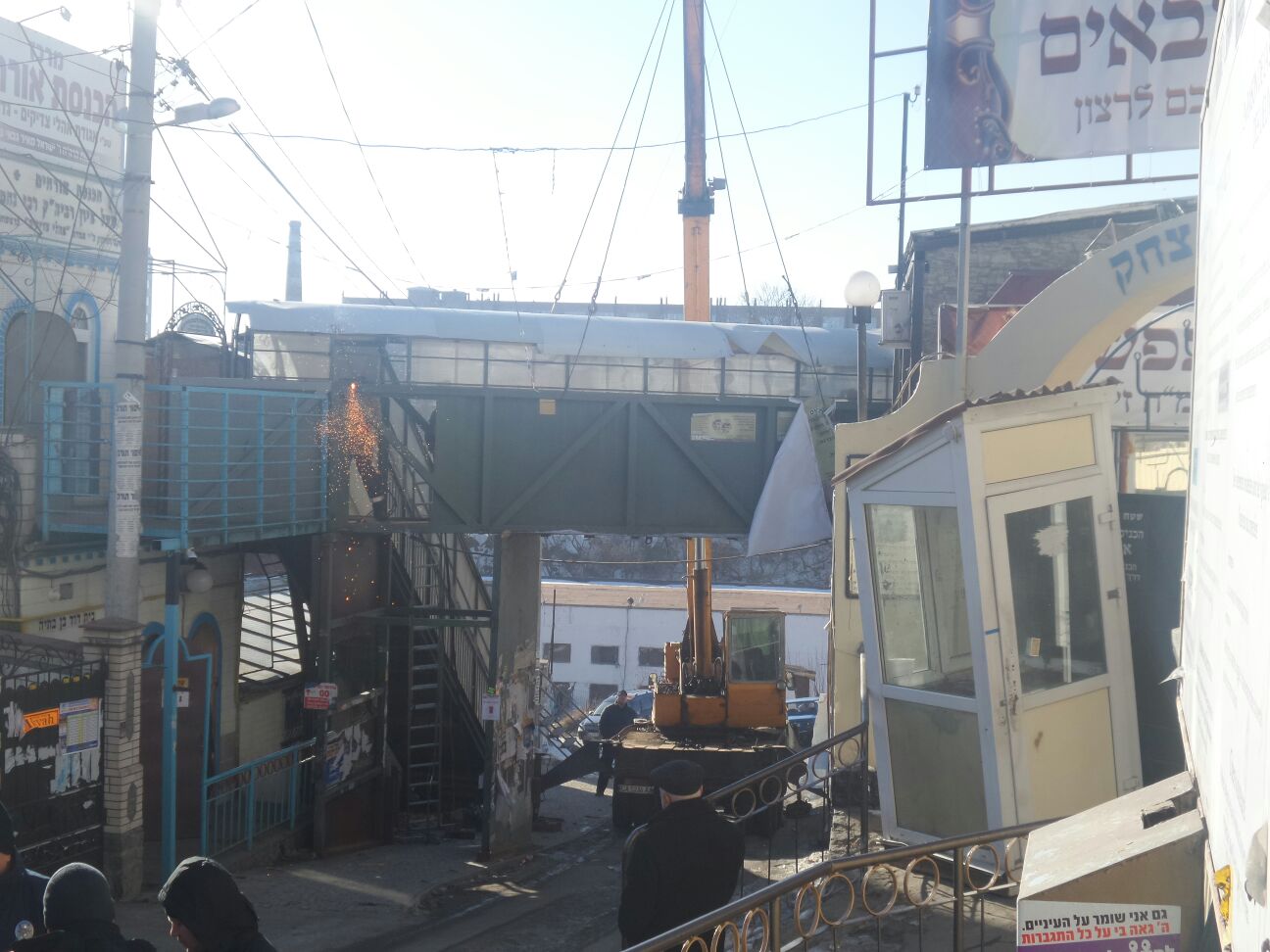 באומן מפרקים את גשר הכהנים שהוקם בסמוך לציון