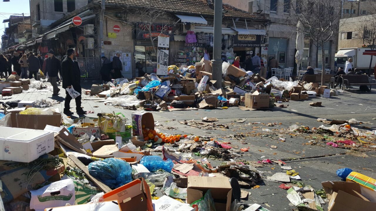 צפו: ערימות הזבל עצרו את הרכבת הקלה