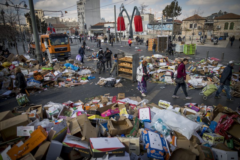 מראות השביתה בירושלים. זבל חוסם את הרכבת הקלה (יונתן זינדל/פלאש90)