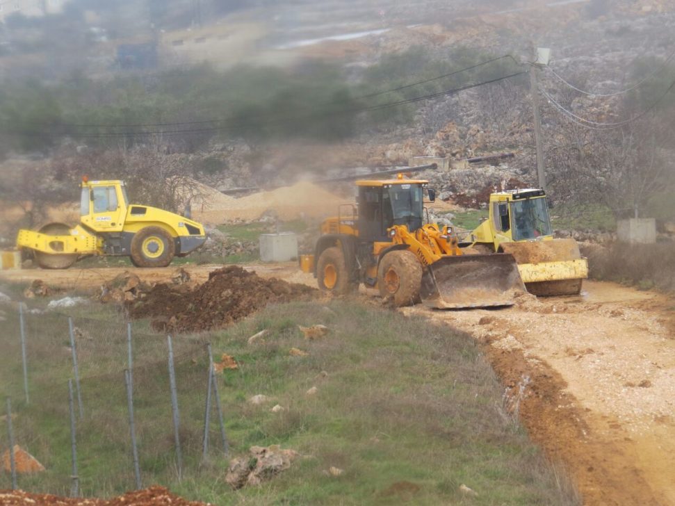 לקראת פינוי בעמונה: סוללים כביש חדש לישוב