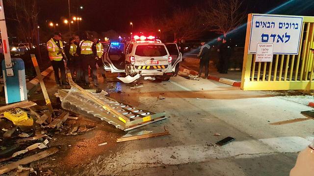 פיגוע דריסה: המחבלת דהרה לתוך הניידות; צפו