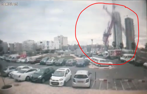 תיעוד מפחיד: המנוף קורס ורומס כל מה שבדרך; צפו
