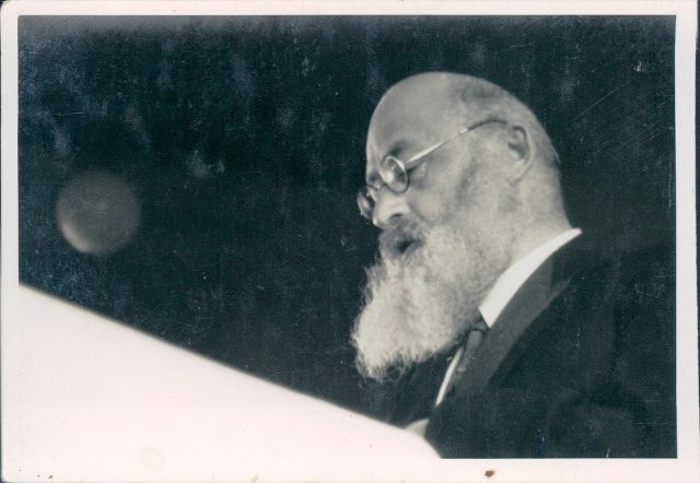 הרב עמיאל נגד חילול השבת בספורט.