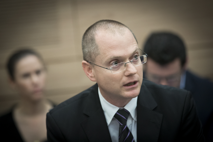 "לבדוק אילו משרדי ממשלה מפרסמים בעיתון הקיצוני"