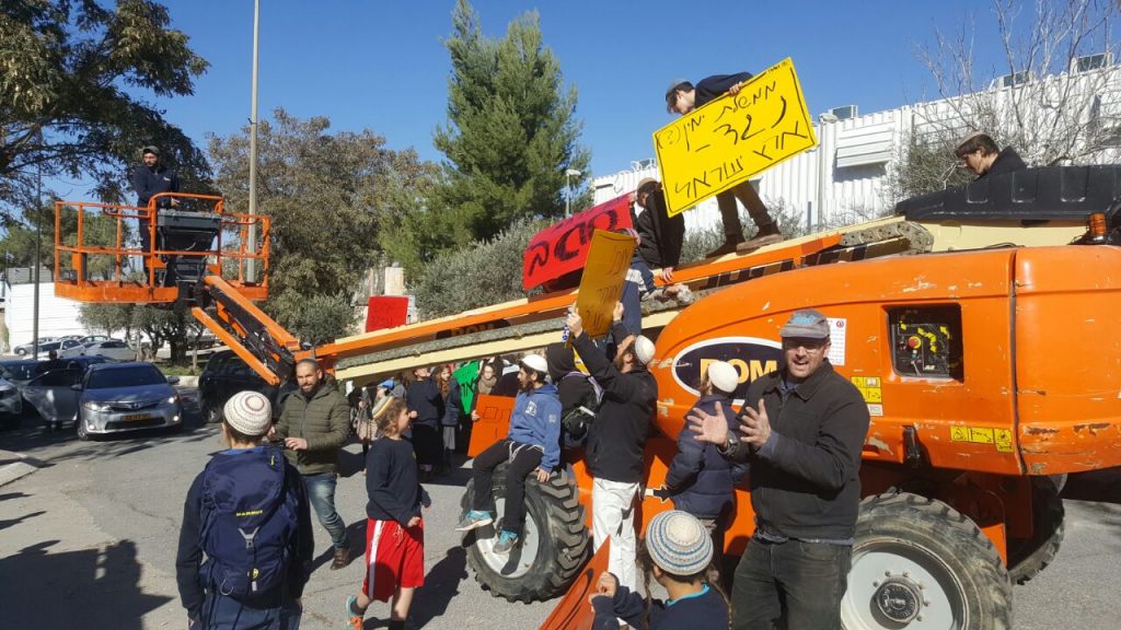 מפוני עמונה עם מנוף מול משרד הממשלה (מטה עמונה)