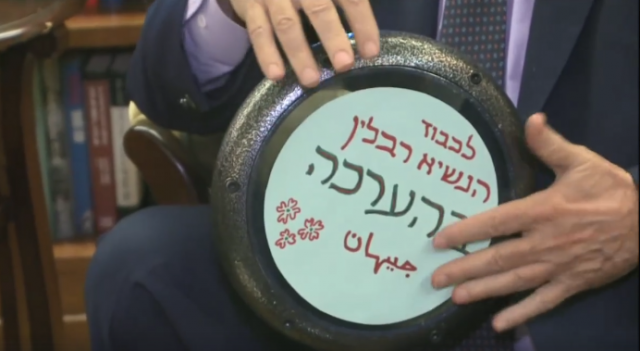 הדרבוקה שקיבל מהמורה ג'יהאן – מקווים שילמד איתה ערבית (צילום מסך)