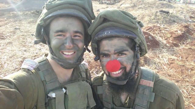 גם בצבא, האף האדום בכוננות