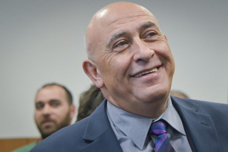 "מהגר": חבר הכנסת הערבי משתלח בשר הבטחון