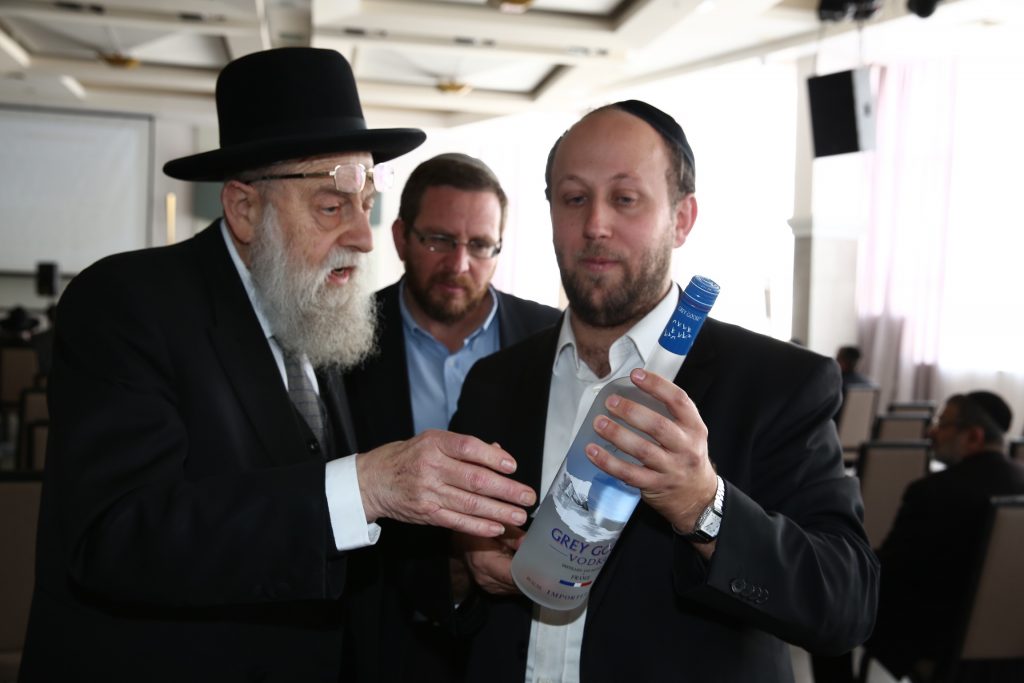 הרב שטרן בוחן את כשרות וודקה גריגוס (באדיבות פאנקו)