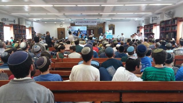 תפילת רבים של תלמידי החמד לציון 50 לאיחוד העיר ירושלים