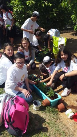 יום של חסד: פיקוח החמ"ד במחוז מרכז יצא להתנדבות עם מנהיגות צעירה מראשון לציון