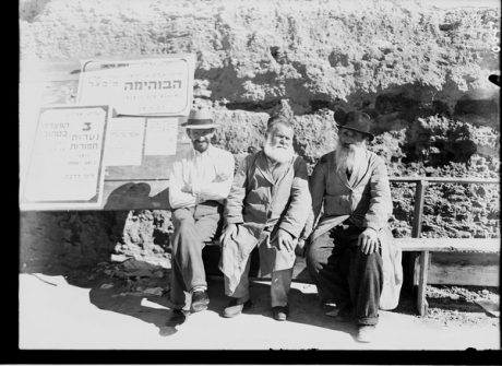 דתיים יושבים לנוח ברמת גן 1936 (זולטן קלוגר)