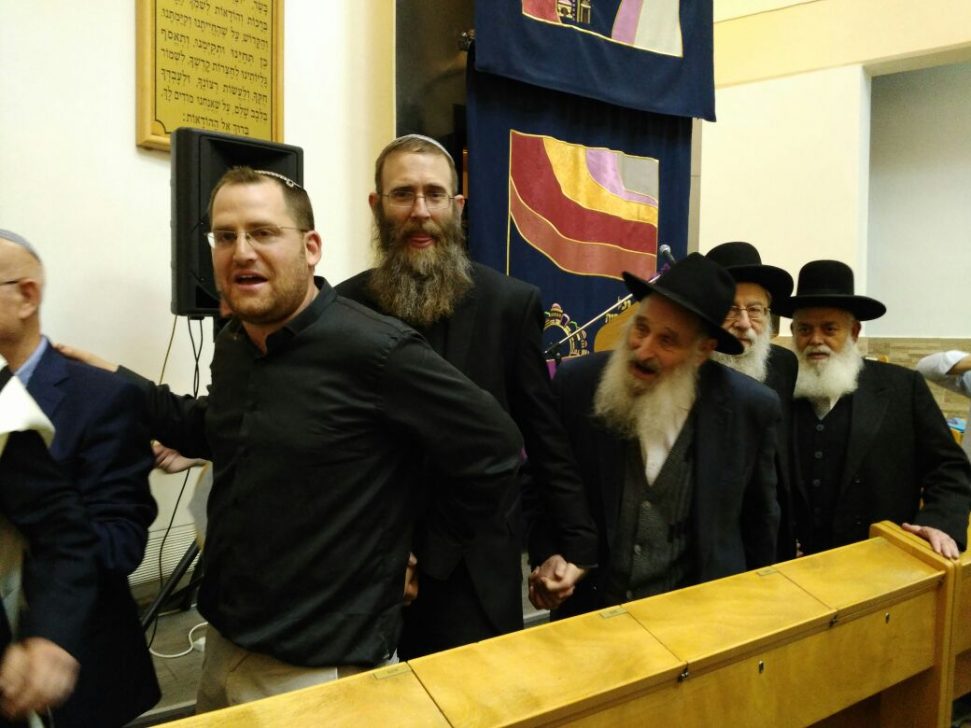מימין רבה של גילה הרב משה בן אבו ורבה של ירושלים הרב אריה שטרן
