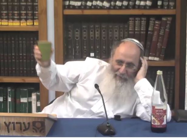צפו: הרב אורי שרקי מדגים איך עושים הסבה בליל הסדר