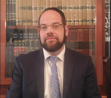 הרב יהודה רפאל. חיבור לספרים גם בעולם טכנולוגי ומודרני.