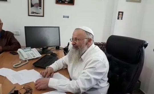 צפו: הרב אליהו מוכר את החמץ של גולשי 'סרוגים'