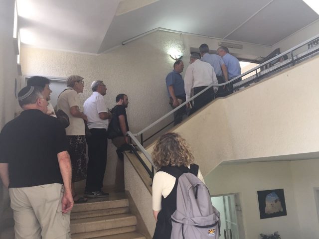עומס בקלפי בני עקיבא ברחוב קינג ג'ורג