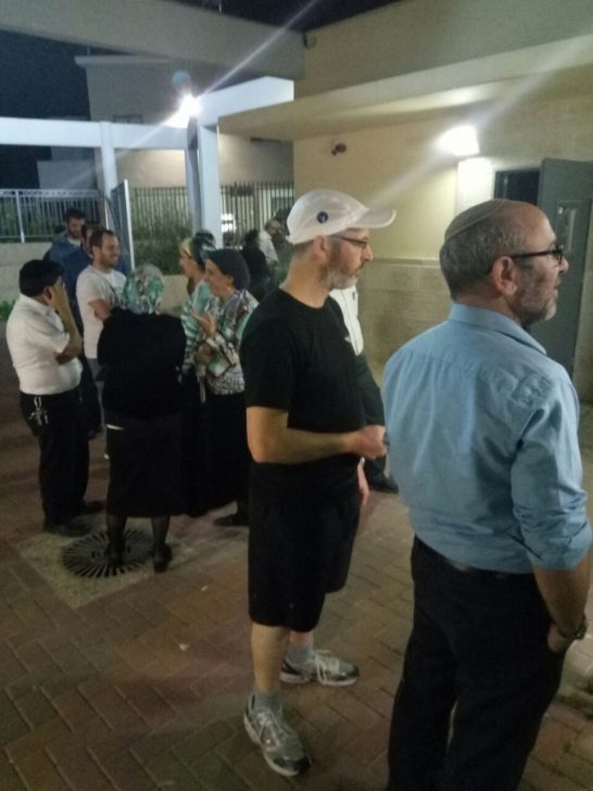 חרדים וחרדיות עומדים בתור בקלפי בחיפה