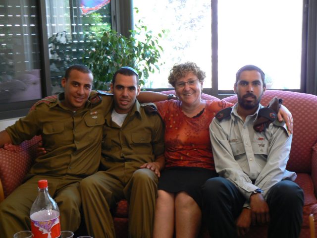 תמונה מימים שמחים, אלירז ז"ל מימין, האם מעוררת ההשראה, מרים פרץ ואליסף יחד (צילום מתוך האלבום המשפחתי)