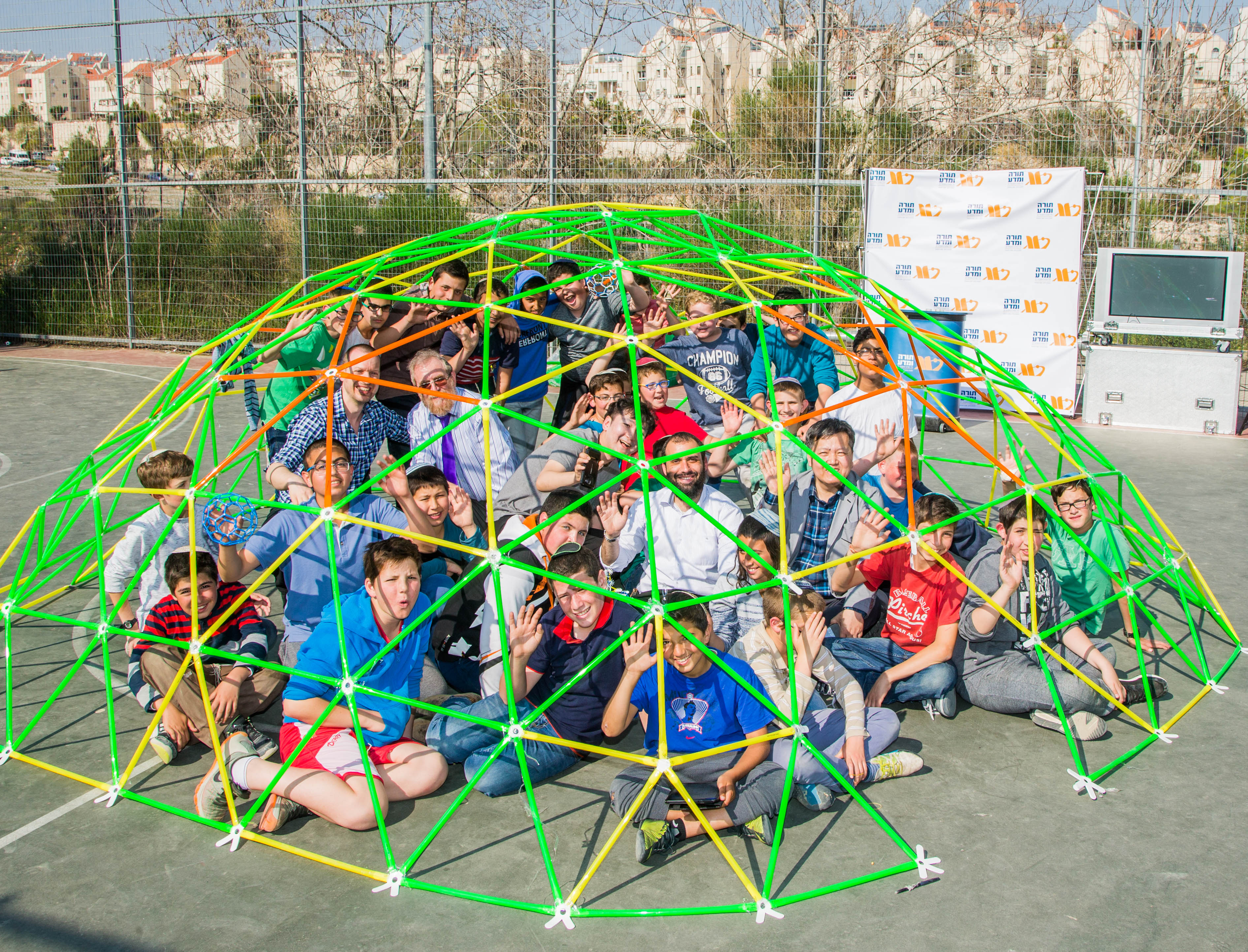 לא רק בכיתה: לומדים מתמטיקה עם הידיים