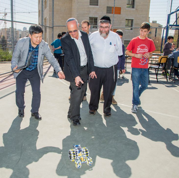 לא רק בכיתה: לומדים מתמטיקה עם הידיים