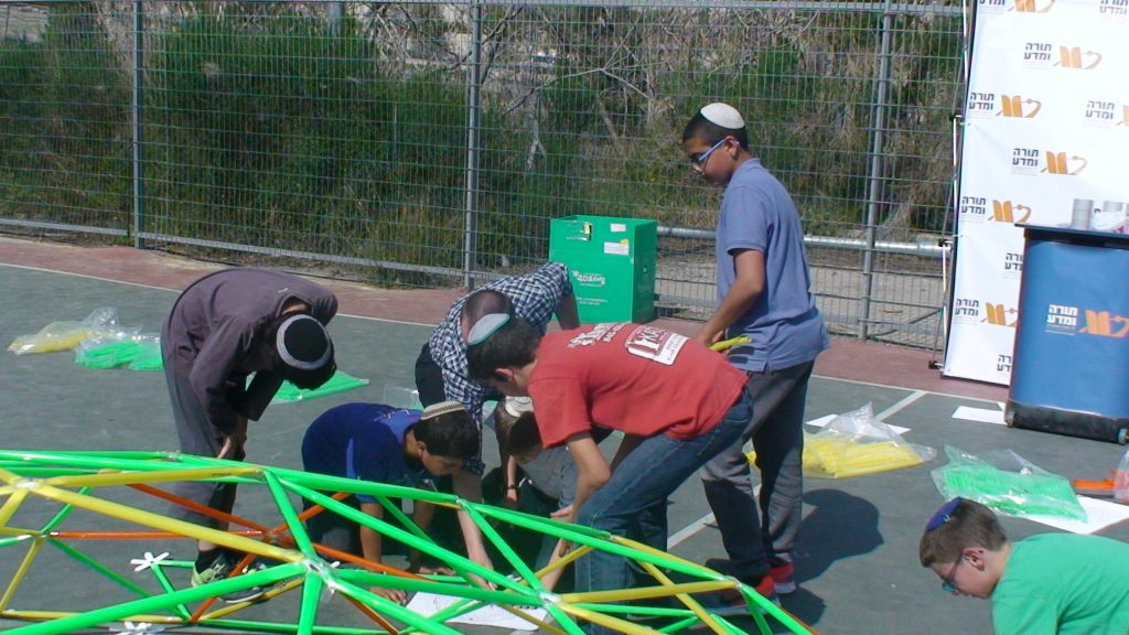 לא רק בכיתה: לומדים מתמטיקה עם הידיים