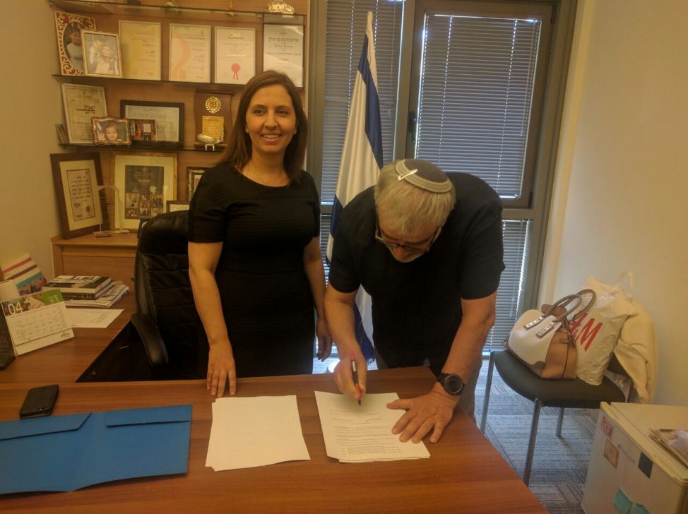יו"ר מועצת בנימין אבי רואה חותם על ההסכם