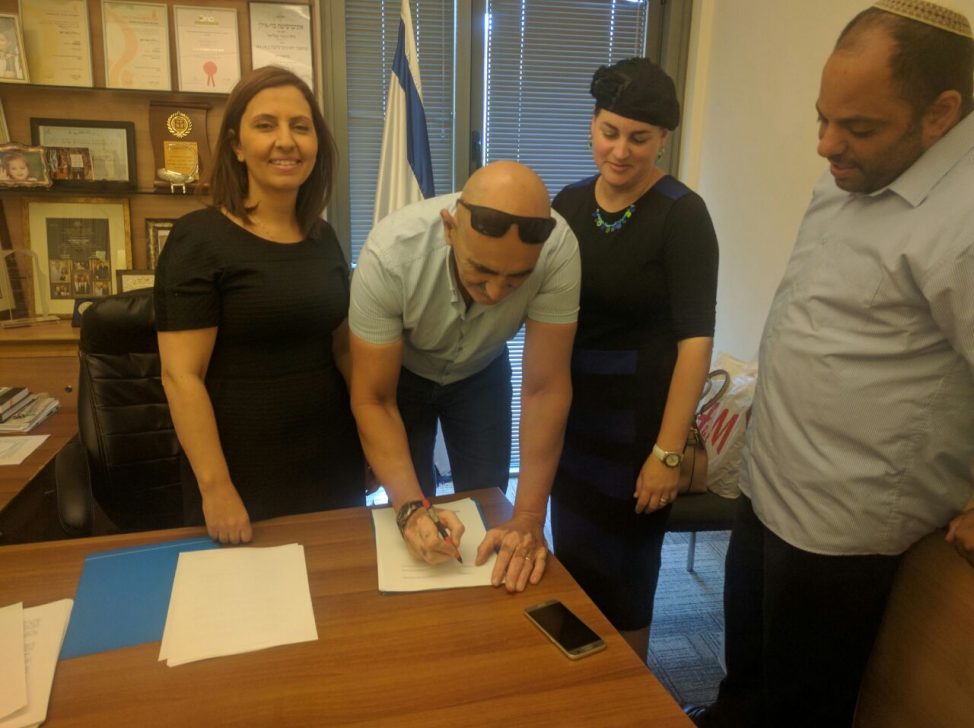 יו"ר מועצת בקעת הירדן דוד אלחייני חותם על ההסכם
