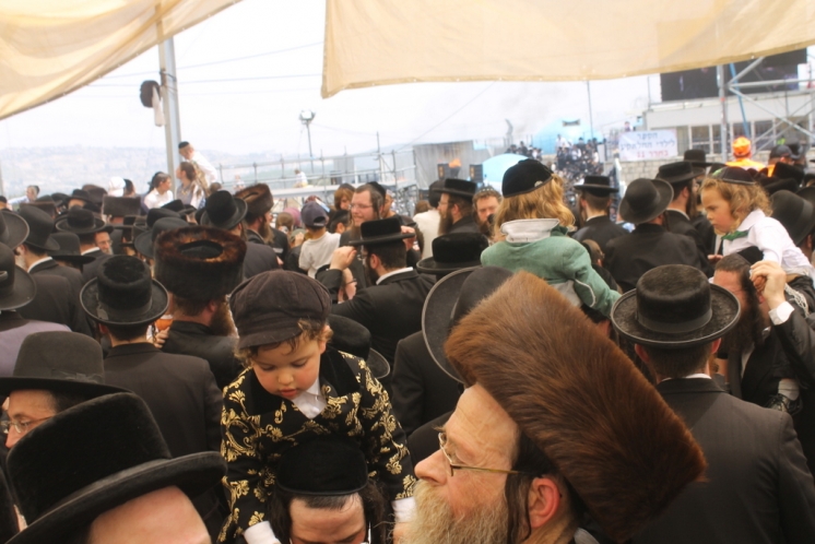 צפו: הרב עמאר ב'מי שברך' לחוגגים במירון