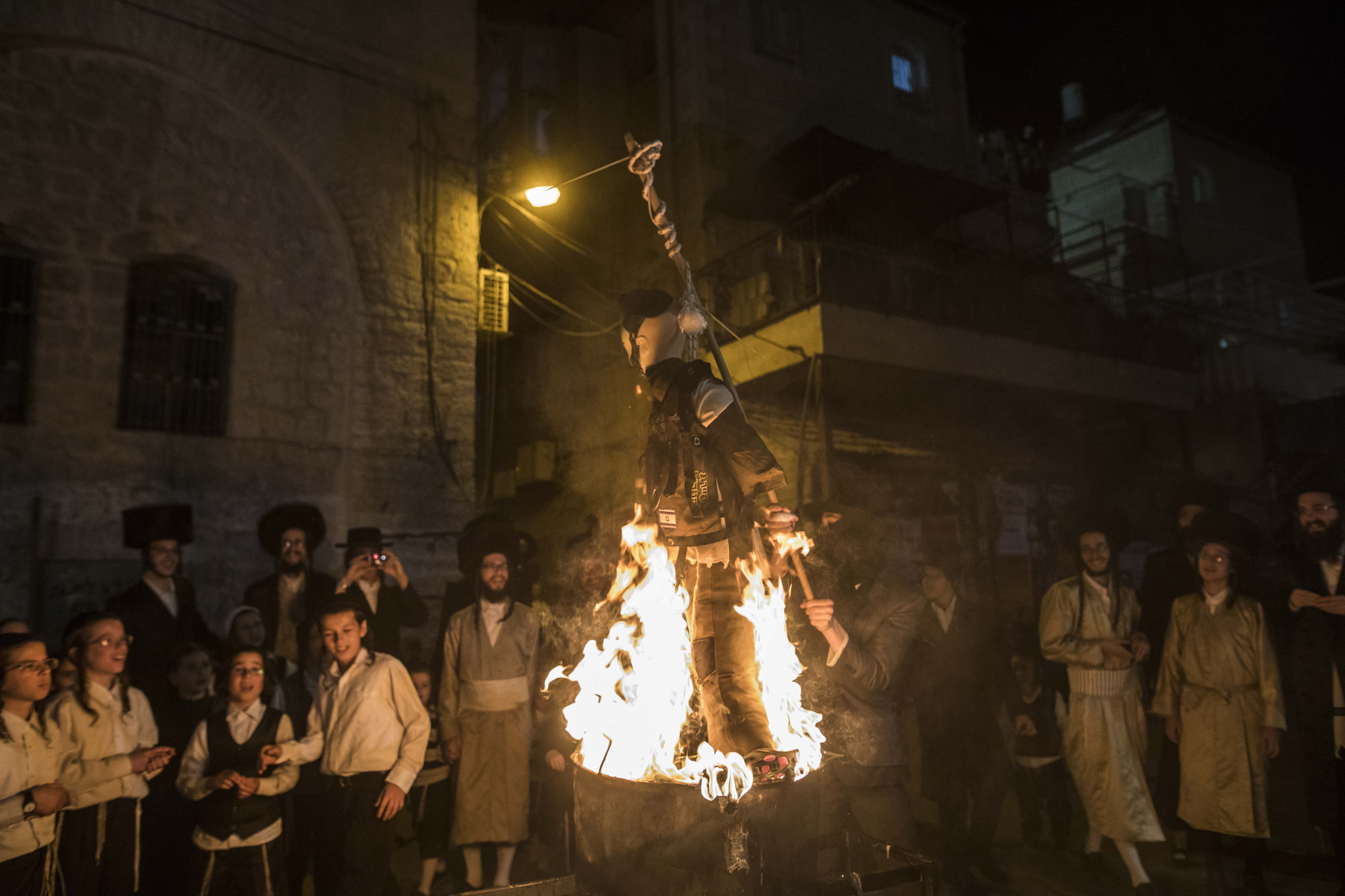 נעצרו חשודים בשריפת בובת החייל בל"ג בעומר