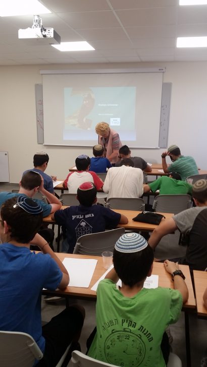 תלמידי התיכון באו להתנסות בלימודי מדעים בהרצוג