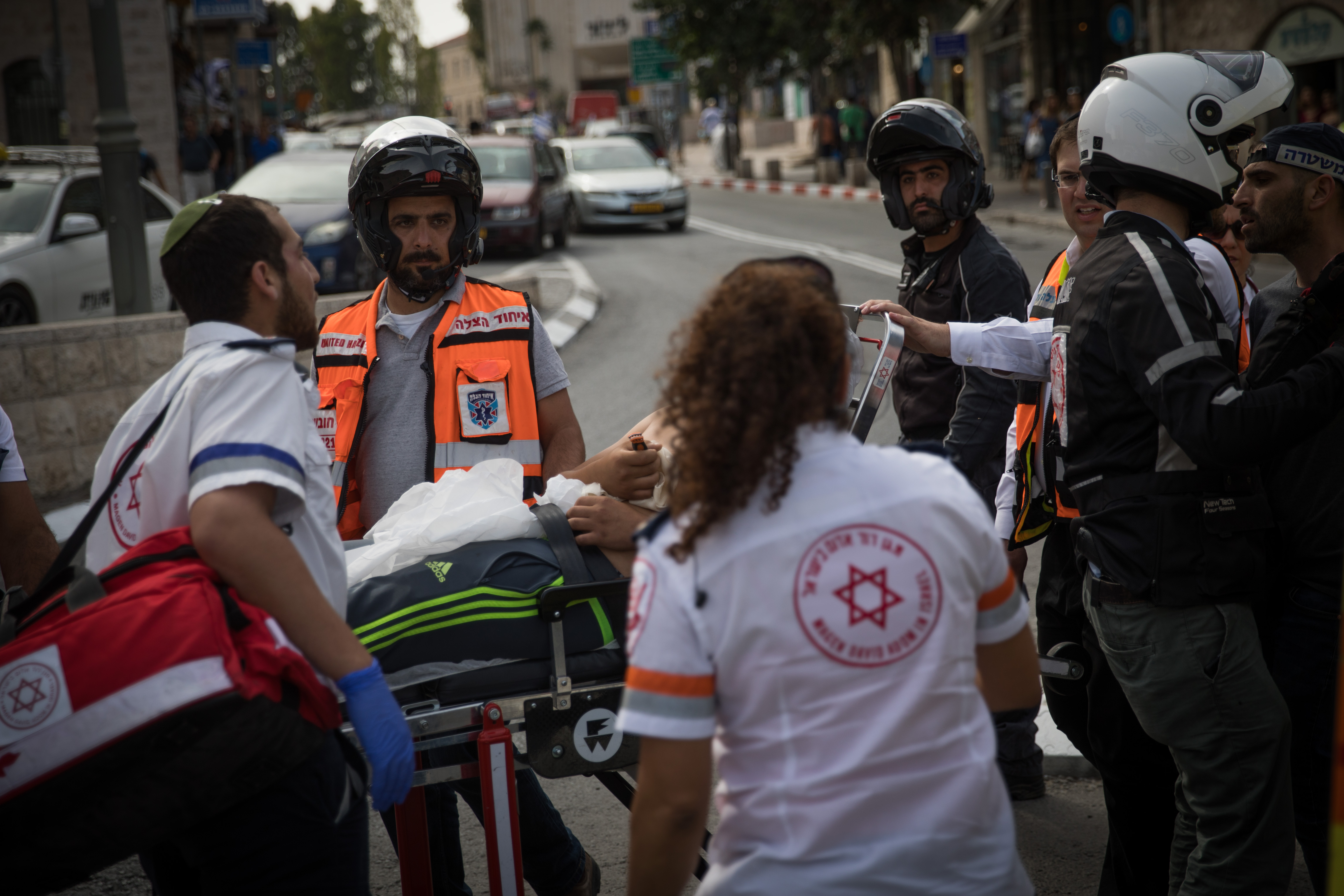 חשד לפיגוע: שוטר נדקר בנתניה. הדוקר נוטרל