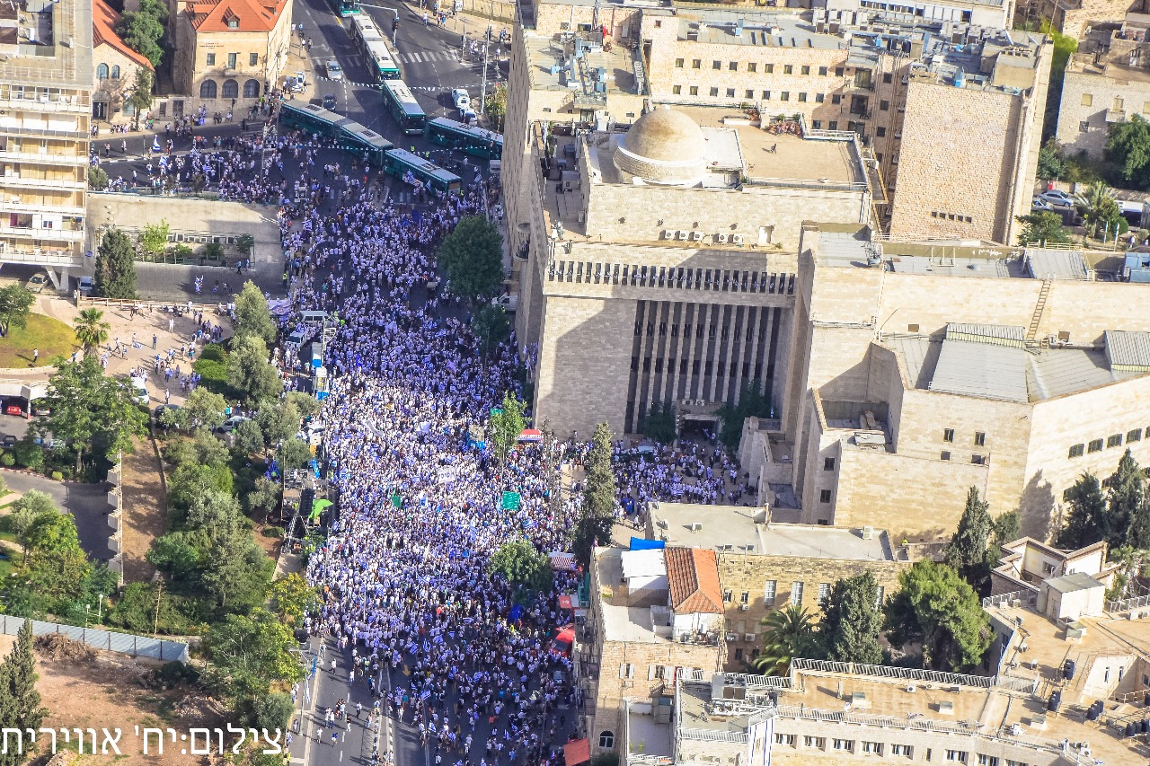 עשרות אלפי סרוגים בריקוד הדגלים בירושלים