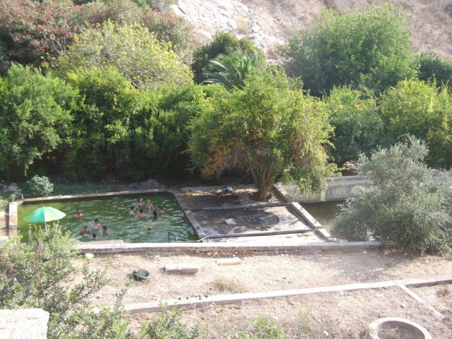 מעיין קטן, חצי סודי ופסטורלי, מהסוג שמושך אליו אנשים טובים.