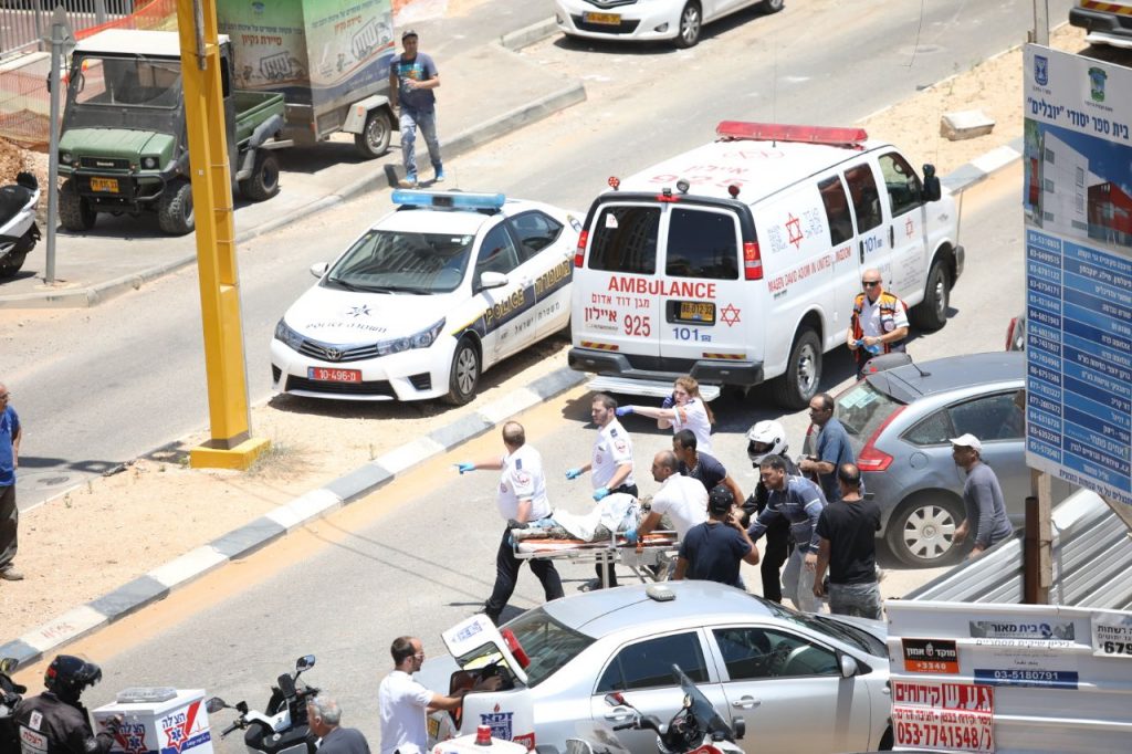 גני תקווה: תקרת בית ספר בבנייה קרסה על הפועלים